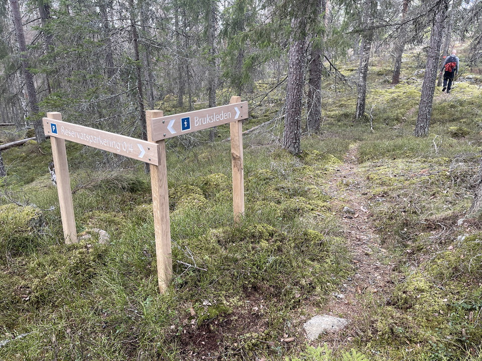 Vägvisare i trä.