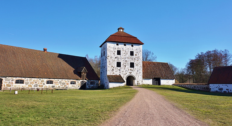Hovdala slott intill reservatet.