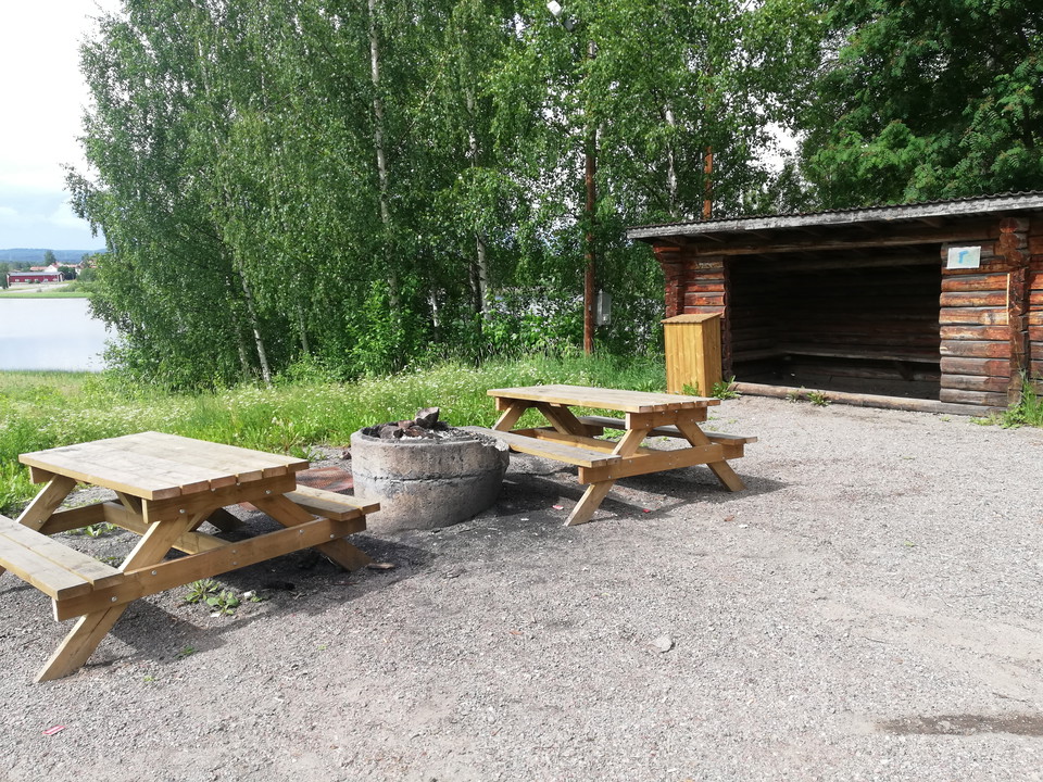 Vindskydd med grillplats