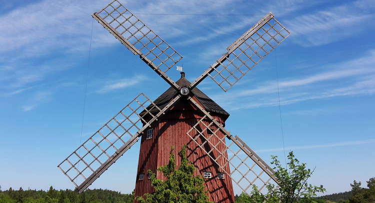 Röd kvarn med fyra vingar i trä