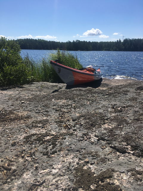Kajak som är uppdragen på en strand