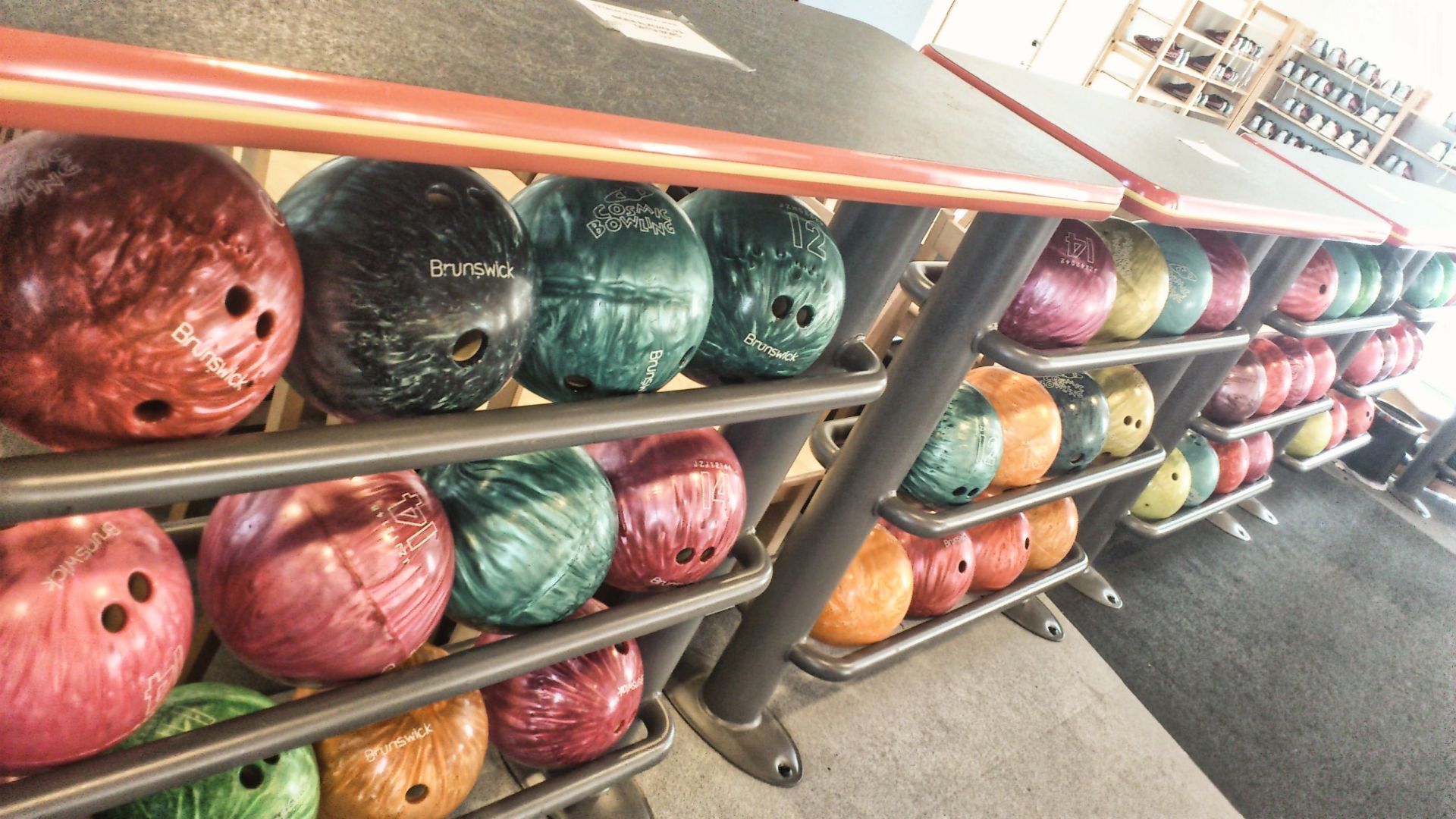 Bowlingklot liggande i rader