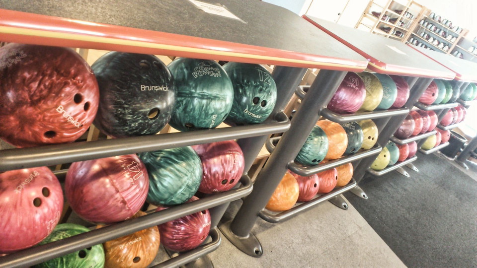 Bowlingklot liggande i rader