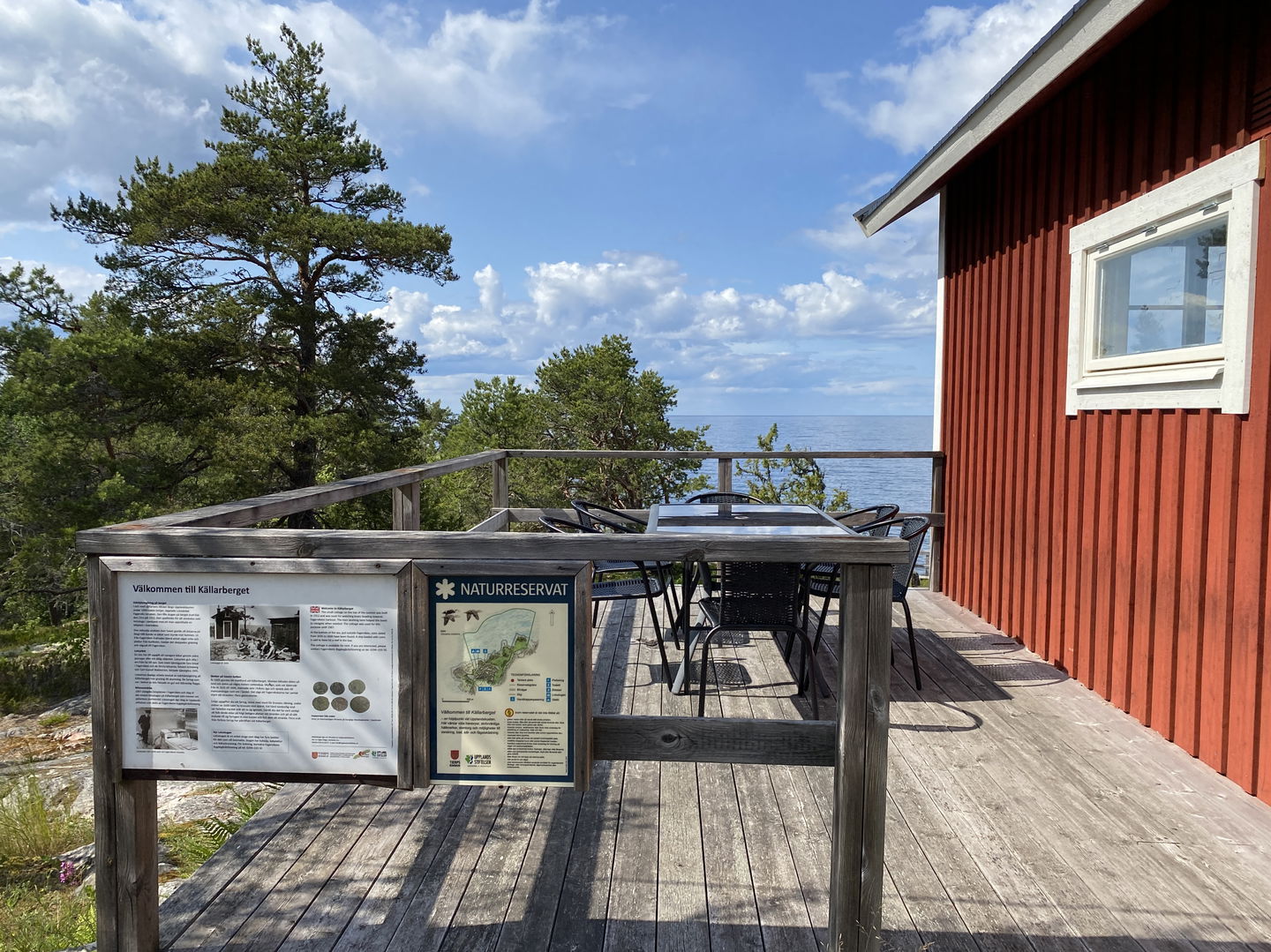 Uteplats vid Lotsstugan med utsikt över havet