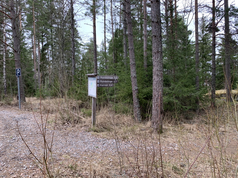 Vid parkeringen finns informationsskylt och vägvisare. 