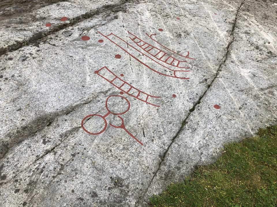 Ristningar på häll ifyllda med röd färg.