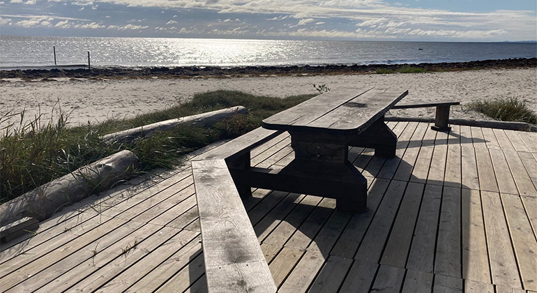 Tillgänglighetsanpassad rastplats vid havet.