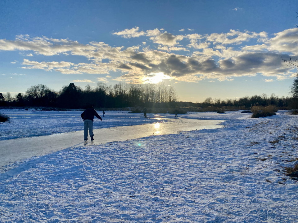 Skridskoåkare på isen