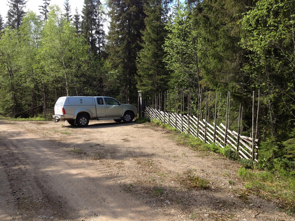 Parkeringen vid vägkanten rymmer flera bilar.