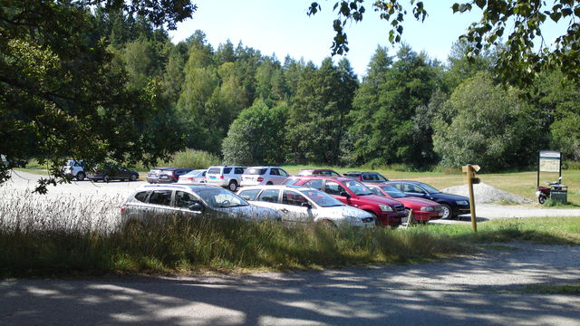 Parkering vid Breviksbadet.