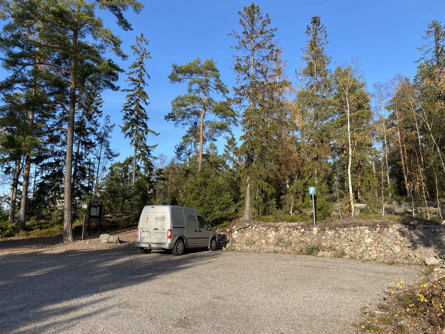 Grusad parkering med en bil som står parkerad
