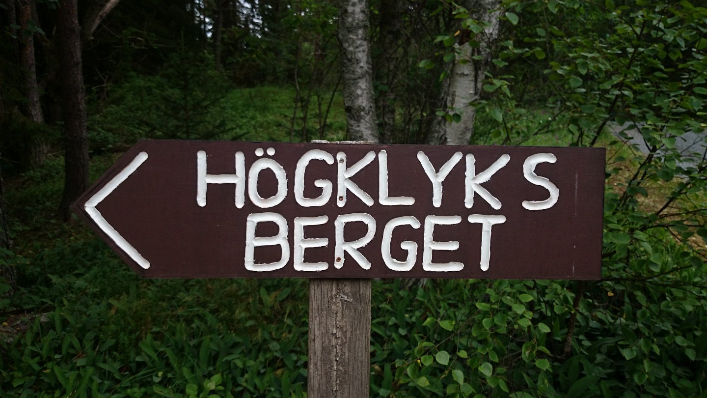Skylt till Högklyksberget på Gräsö