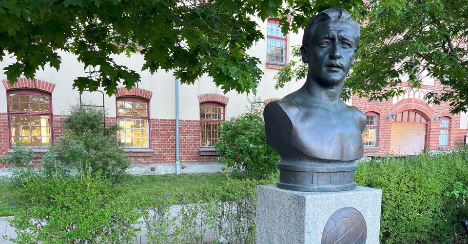 Byst av Nils Liedholm, Valdemarsviks fotbollslegend. Plats Valdemarsviks rosarium.