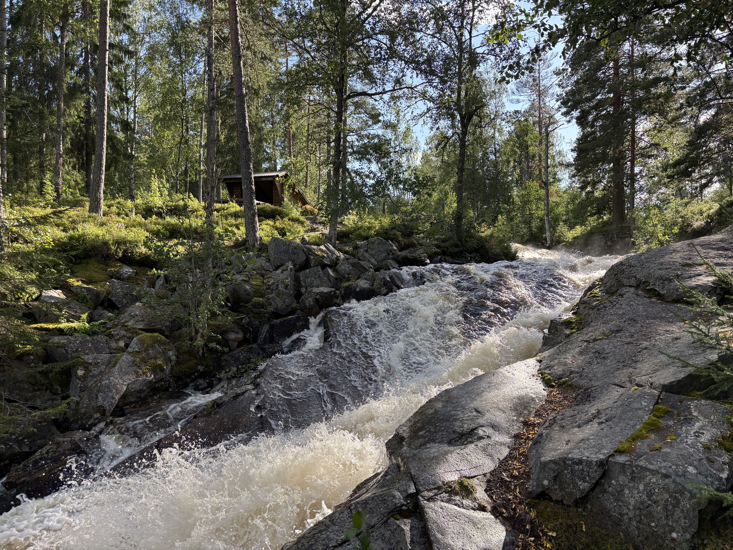 Vy över Skräddartorpsfallet och rastplats med vindskydd