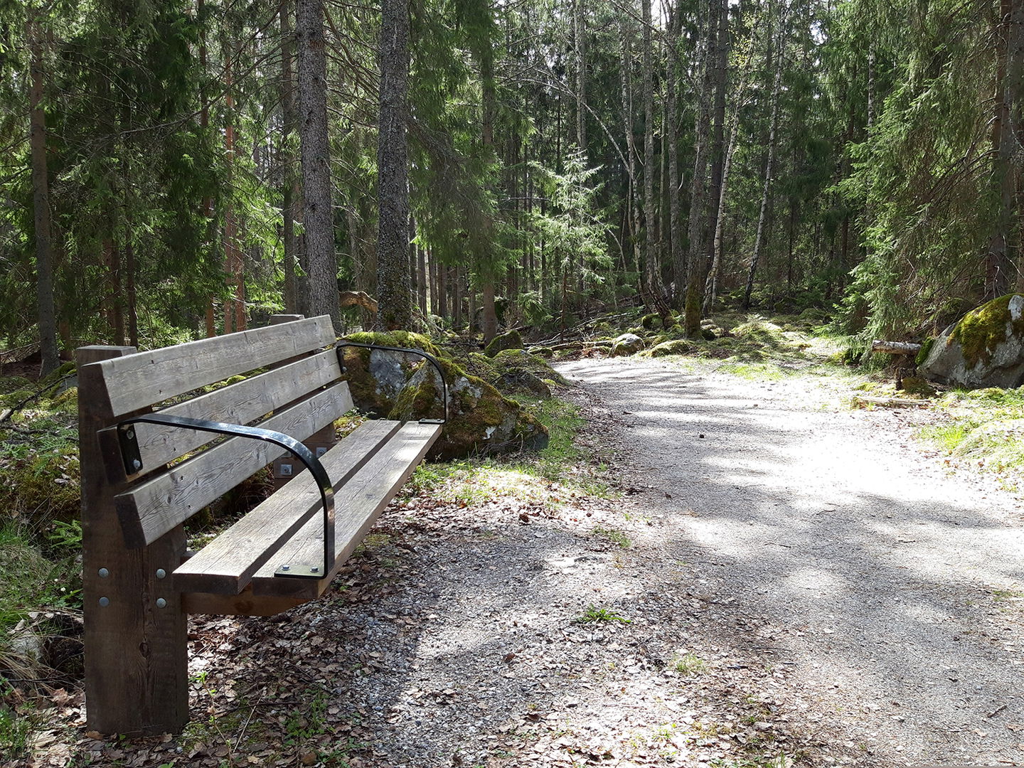 Grusväg efter blå stigen där det är lätt att gå.