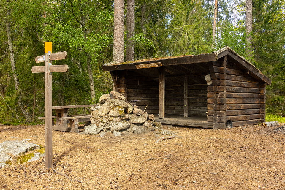 Vindskydd vid Nedre Långsjön.
