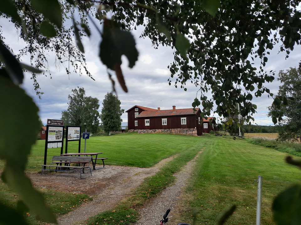 Löka - en av flera Hälsingegårdar som passeras längs vägen