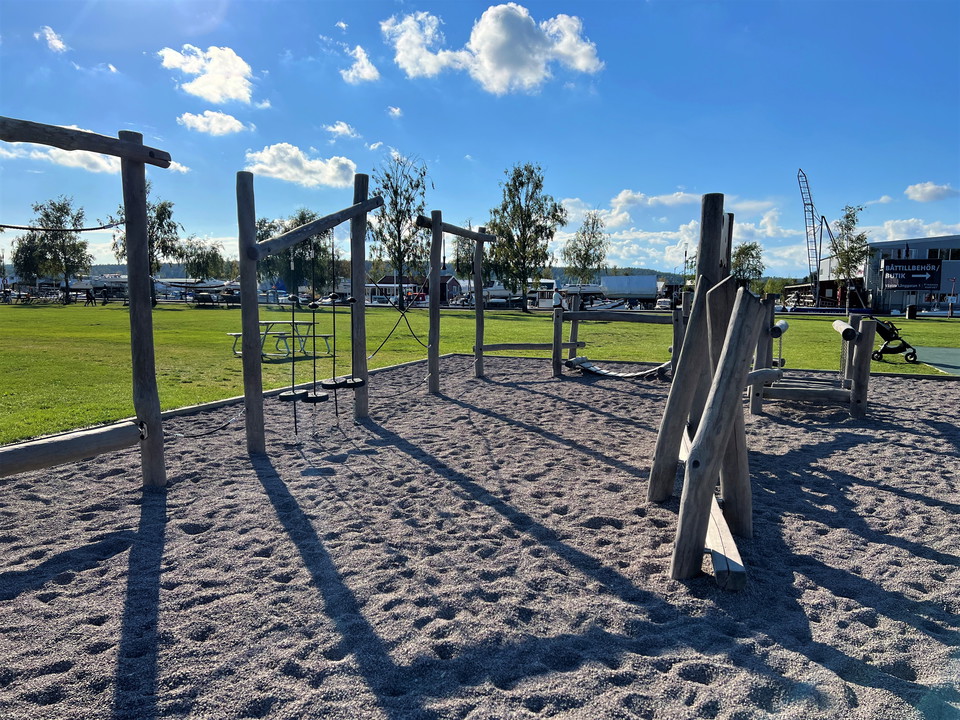 En motorikbana byggd av stockar i en lekplats.