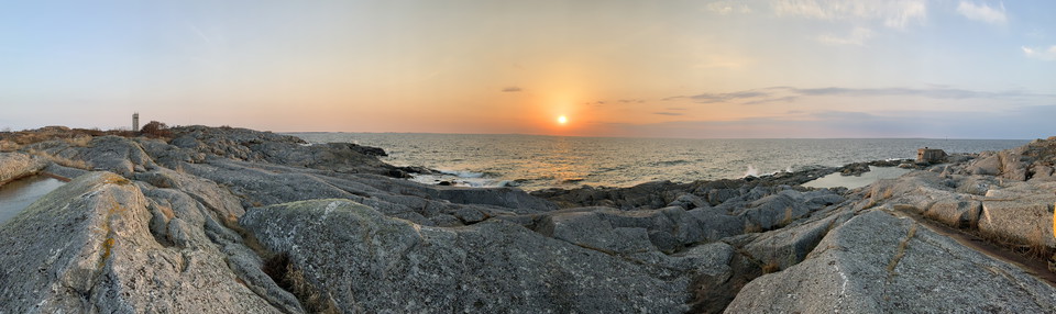 Soluppgång från klipporna nedanför fyren. 