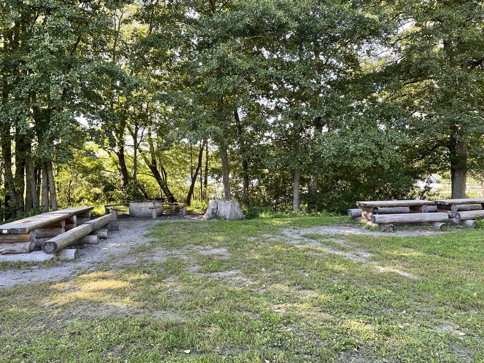 Grillplats och sittplatser. 