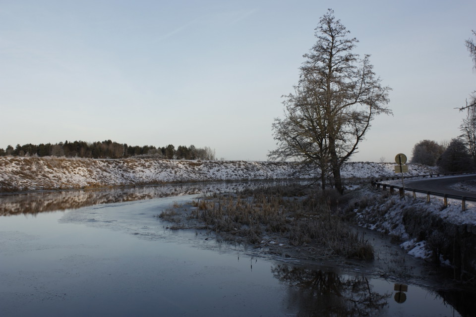 Närbild på vatten som rinner ner till en fors. 