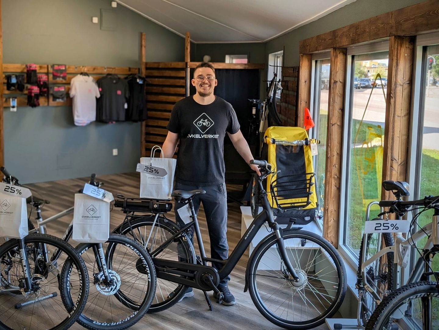 Adam på Cykelverket i Kristinehamn visar upp en av butikens elcyklar.