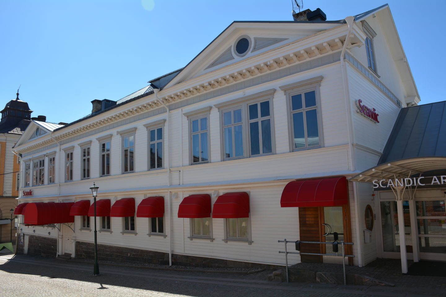 Arvika Stadshotell, gammal vit träbyggnad