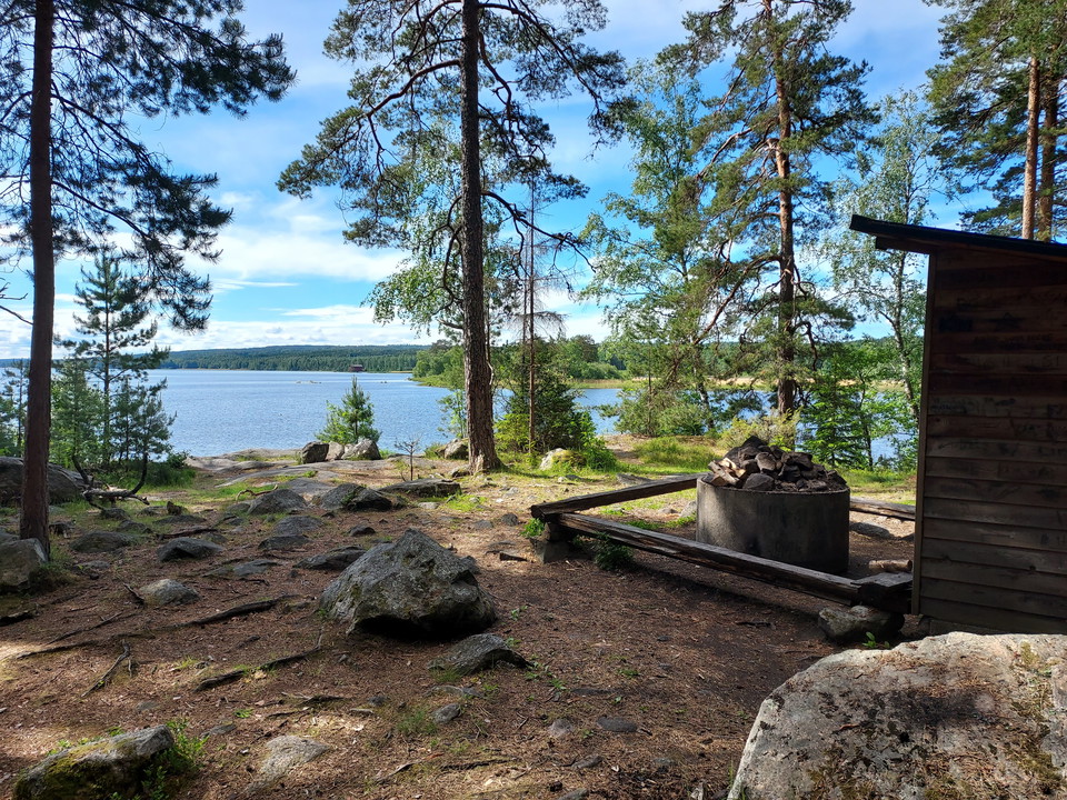 Vindskydd och eldplats med utsikt över Älgfjorden.