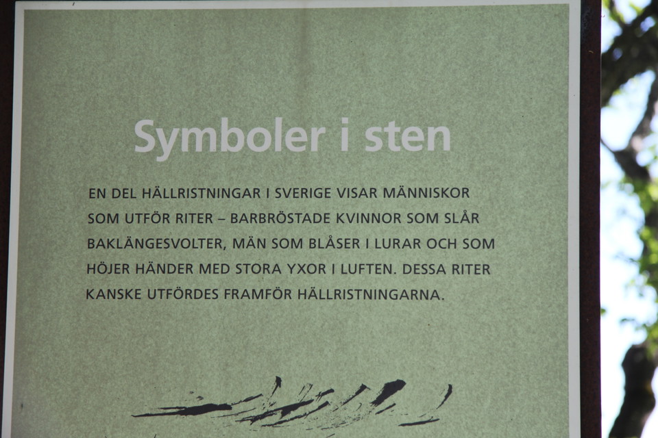 Bild på informationskylt som handlar om symboler i sten.