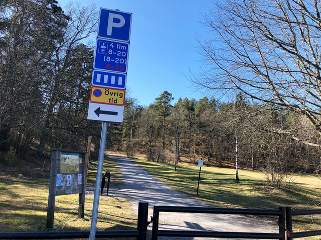 Parkeringsplats vid entré vid Flatenvägen