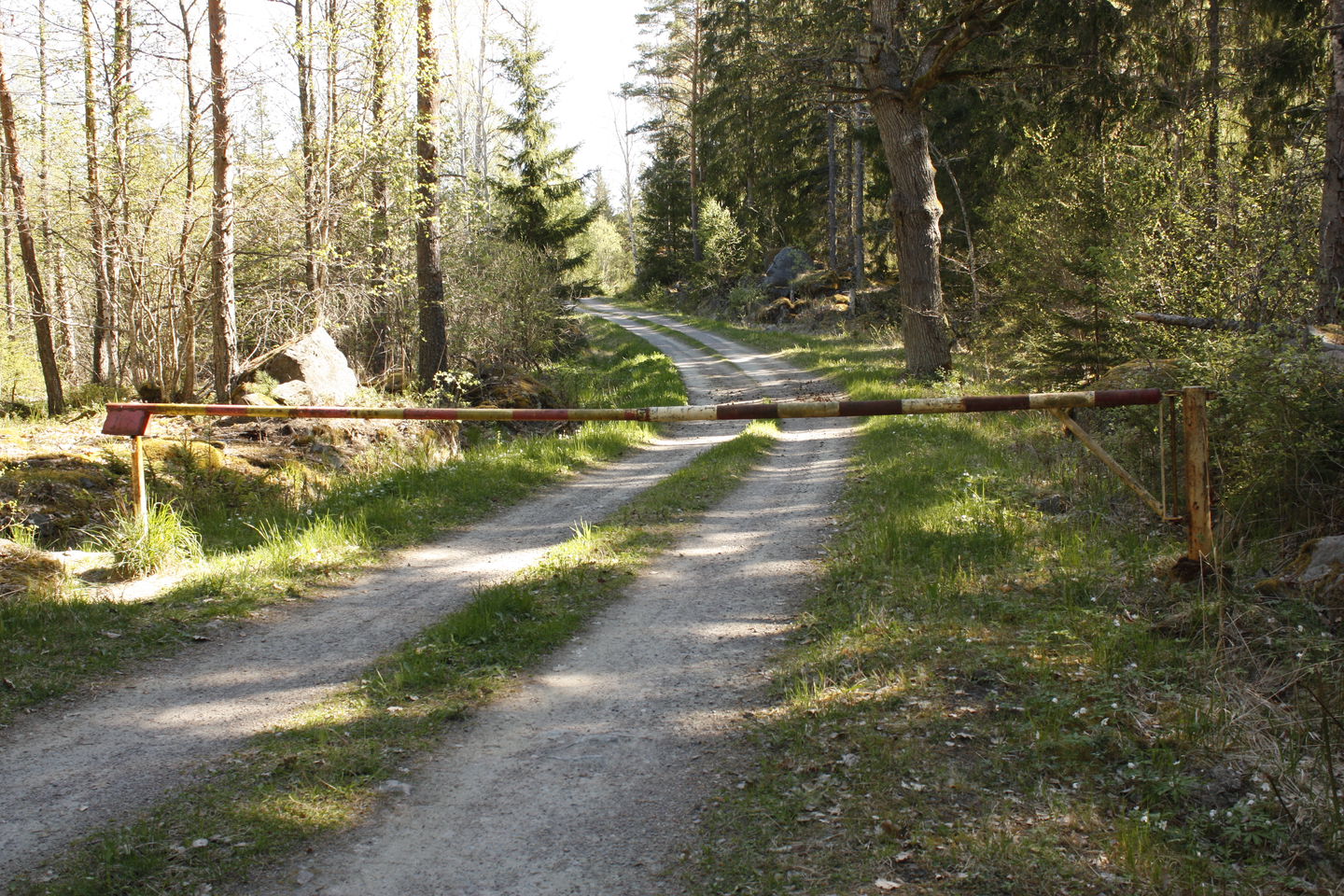 En vägbom går över en skogsbilväg.