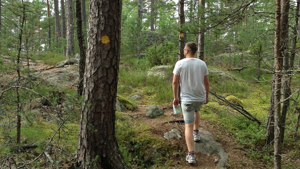 Följ gula markeringar genom reservatet.