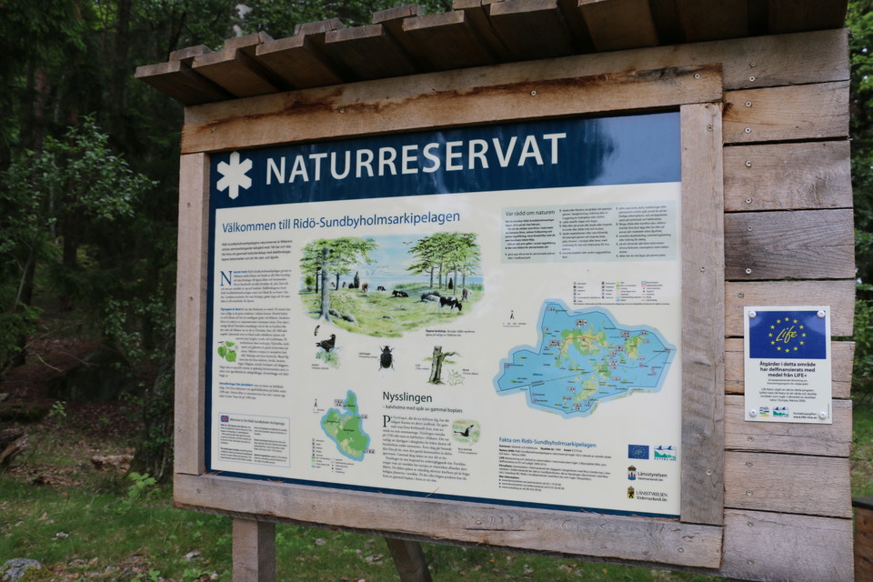 Informationstavla över naturreservatet.