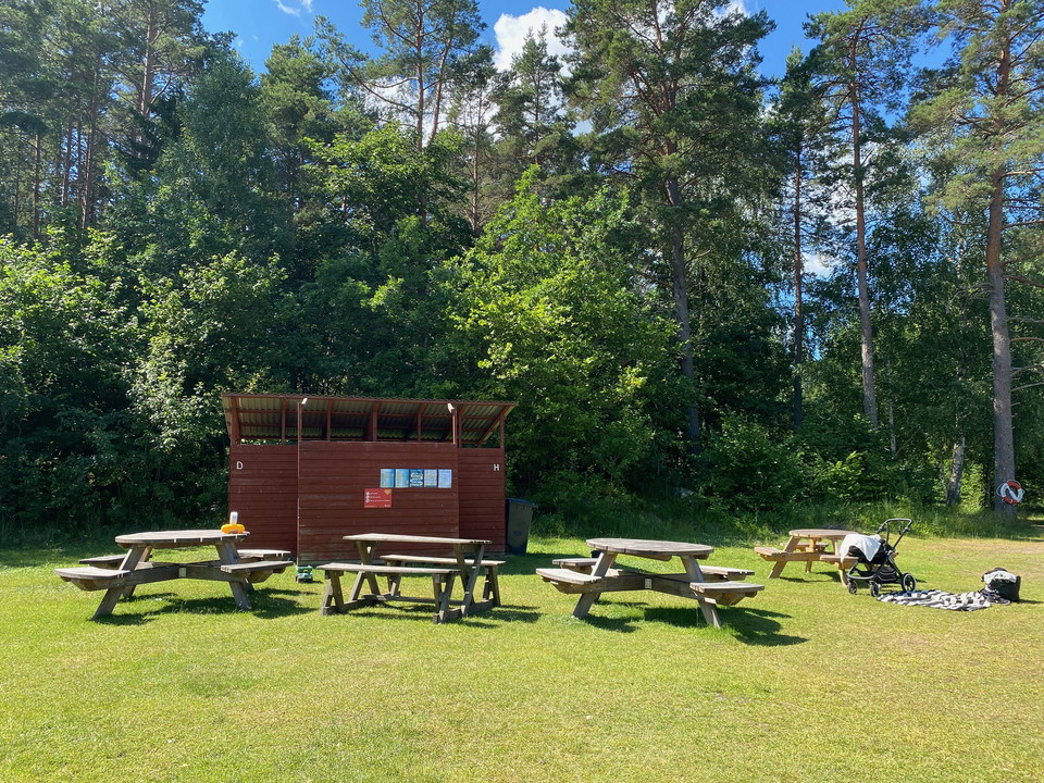 Omklädningshytter och bänkbord