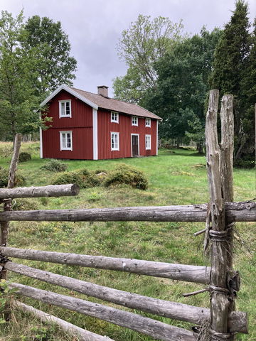 Njut av småländska kulturlandskap, lokala hantverk och efterlängtat fika.