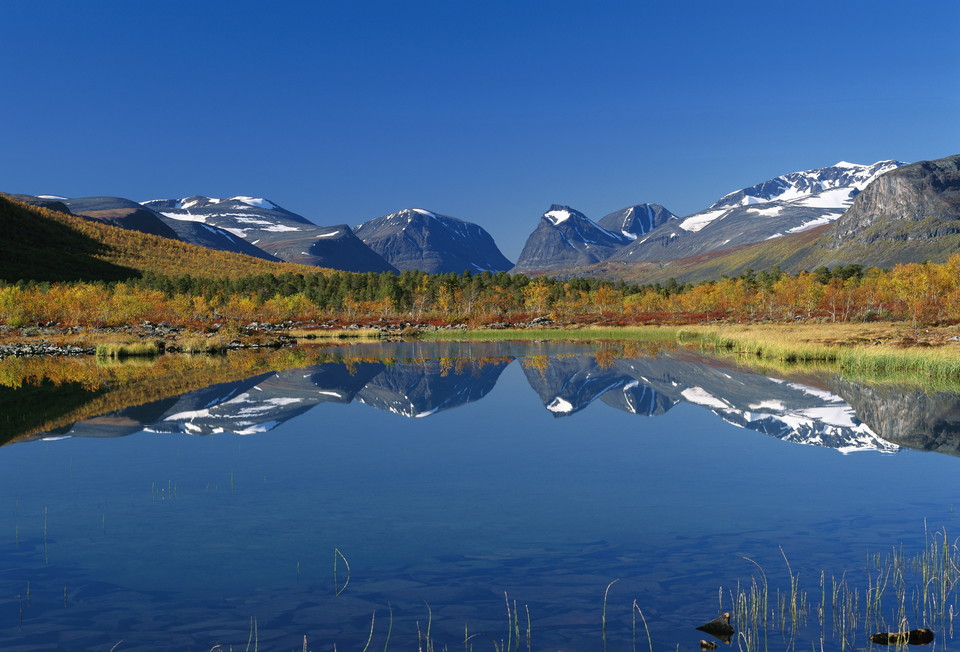 Sjön Láddjujávri med vy mot Kebnekaise och Duolbagorni.