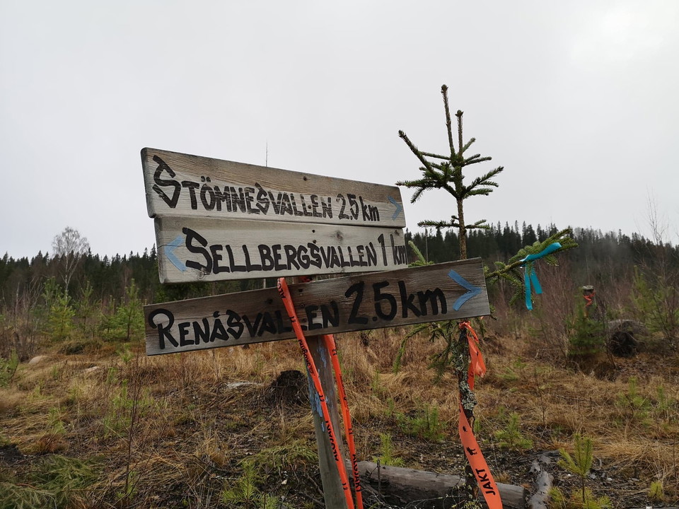 Följ skylt mot Stömnesvallen