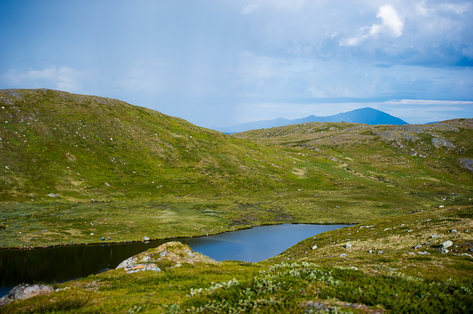 Utsikt över sjön Nuolpen och Ryfjället i bakgrunden.
