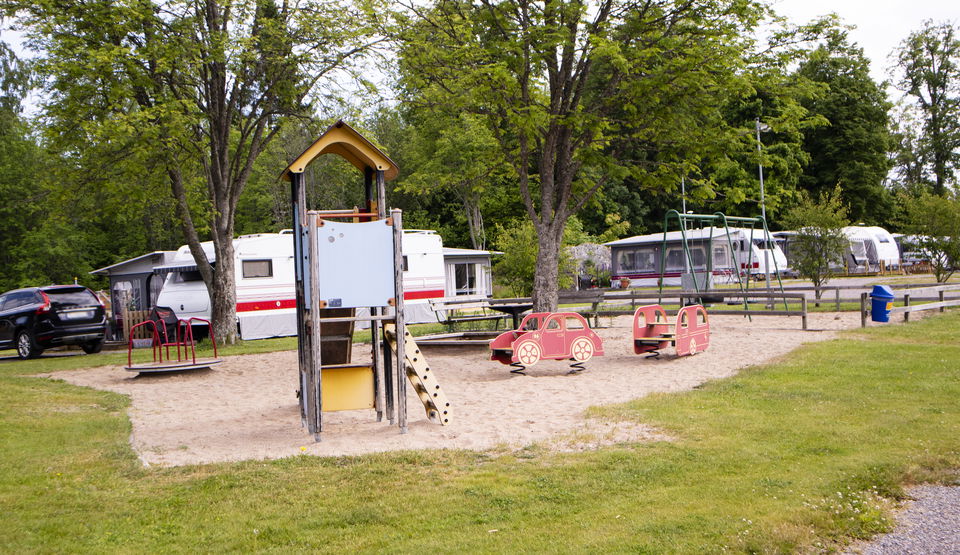 Lekutrustning vid campingen.