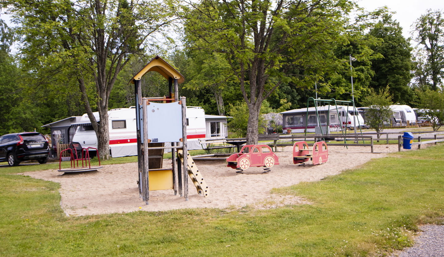 Lekutrustning vid campingen.