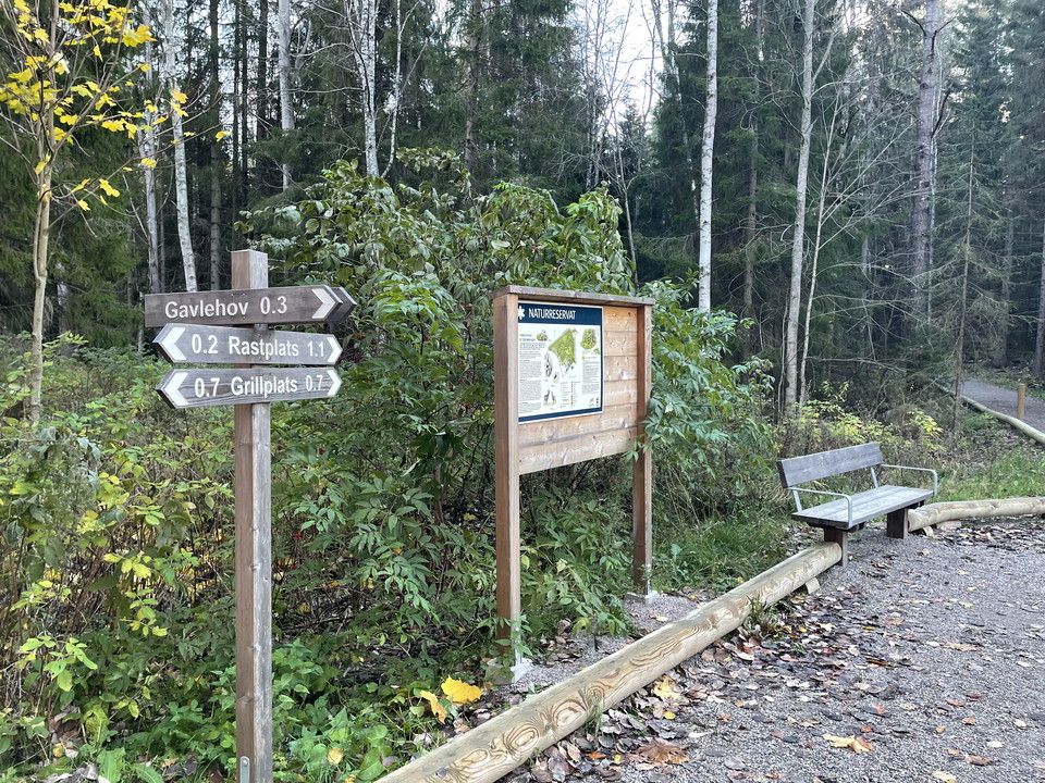 Hänvisningsskyltar tillgänglighetsspåret Sätra och naturreservatsinformation