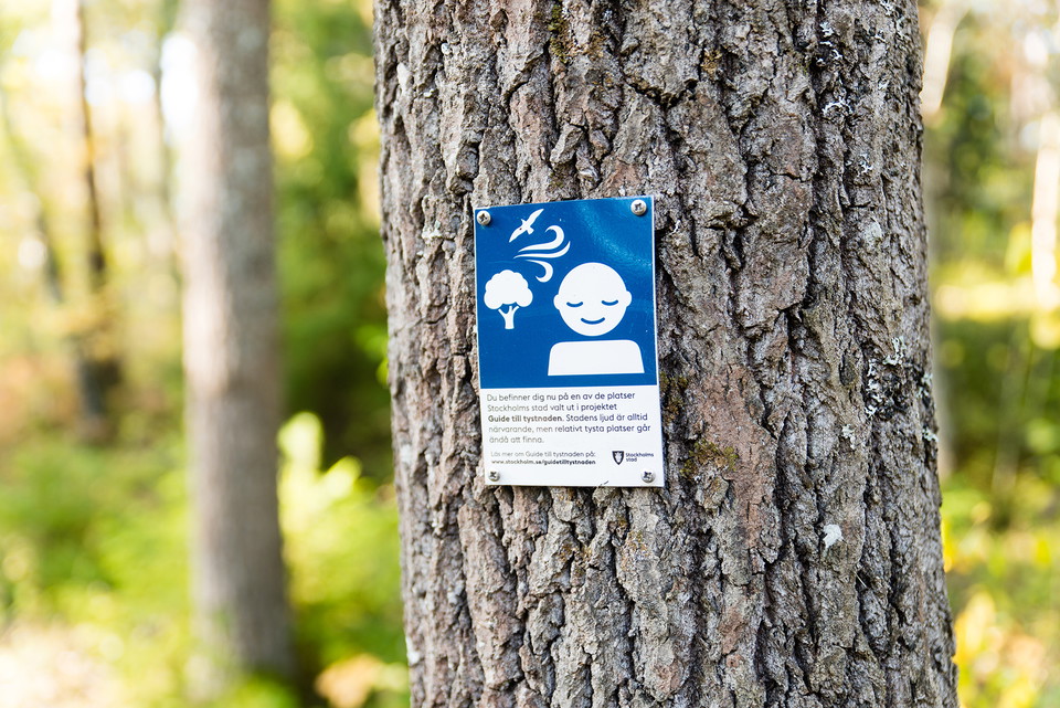 Guide till tystnaden finns längs stigen.