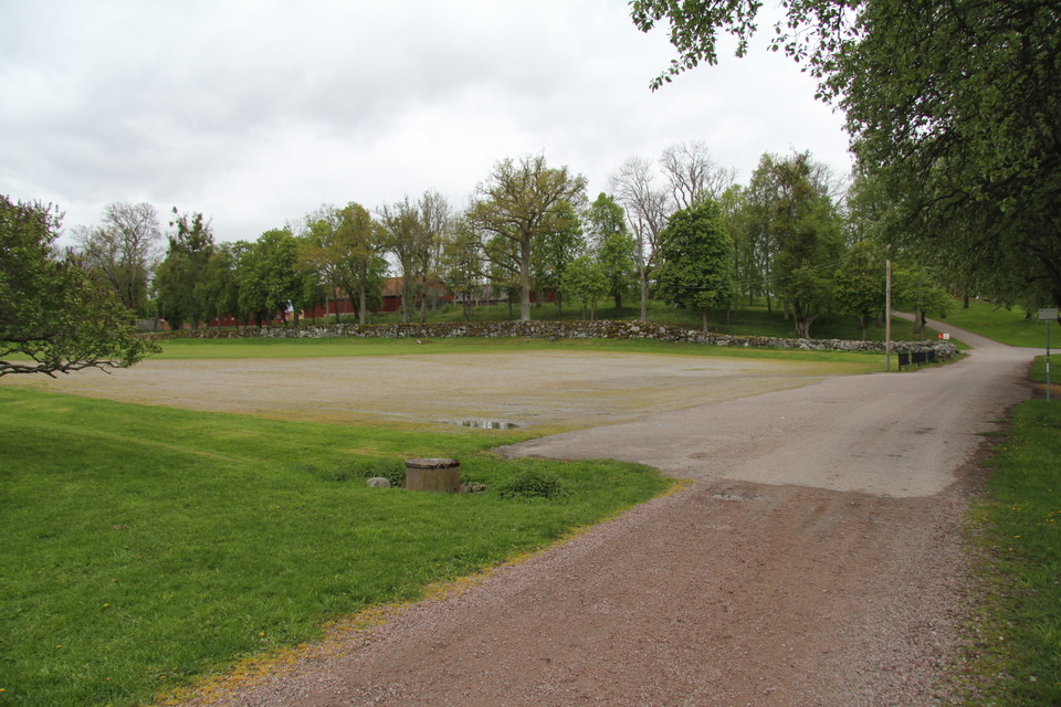 Stor grusad parkering intill Tidö slott. Parkeringen går bara att använda när slottet är öppet för allmänheten.