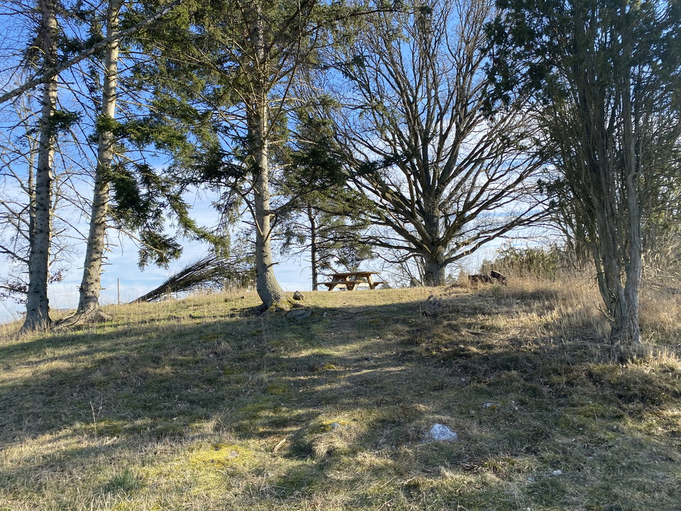 Fikaplats på kulle med fin utsikt 