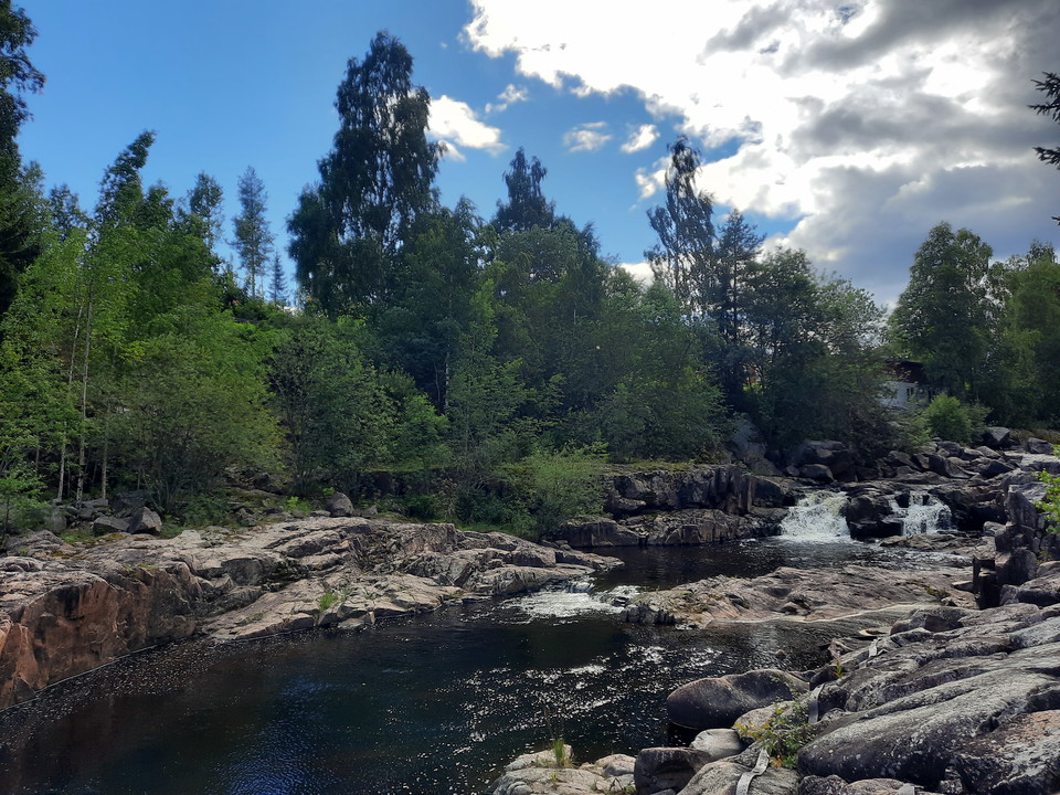 Vattenfallet sett från bron som går över älven vid Alfta camping.