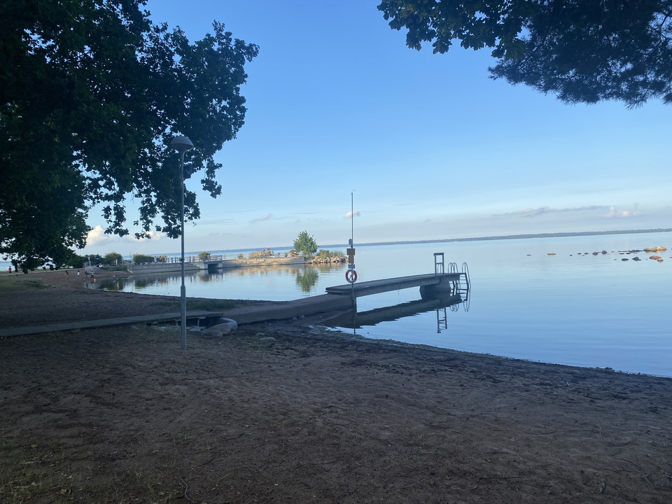 Sandstrand och brygga