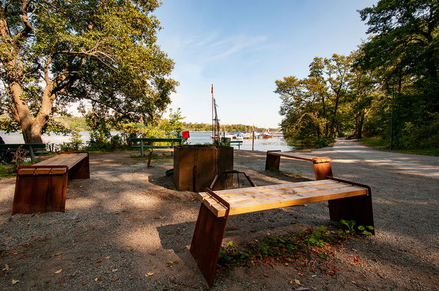 Grillplats vid vattnet - Årstaskogens naturreservat