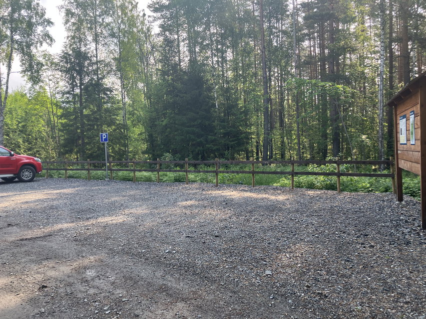 Parkering med plats för ca 7-8 bilar. Observera att man inte får stå över natten med husvagn/husbil.