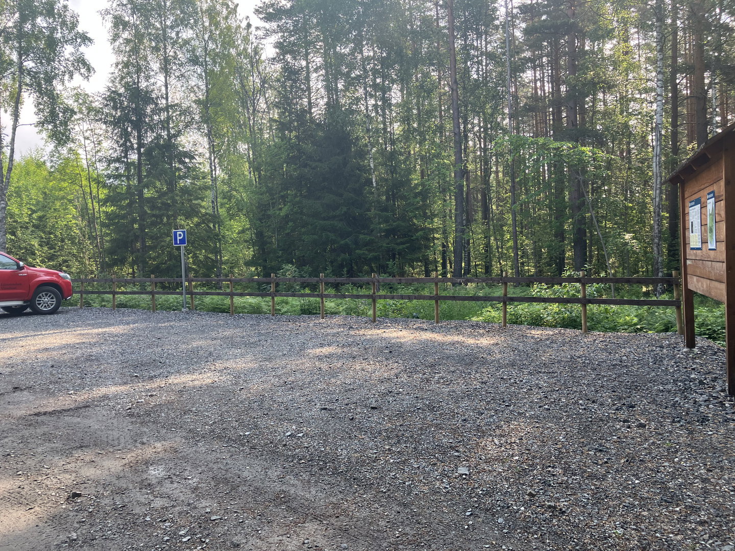 Parkering med plats för ca 7-8 bilar. Observera att man inte får stå över natten med husvagn/husbil.