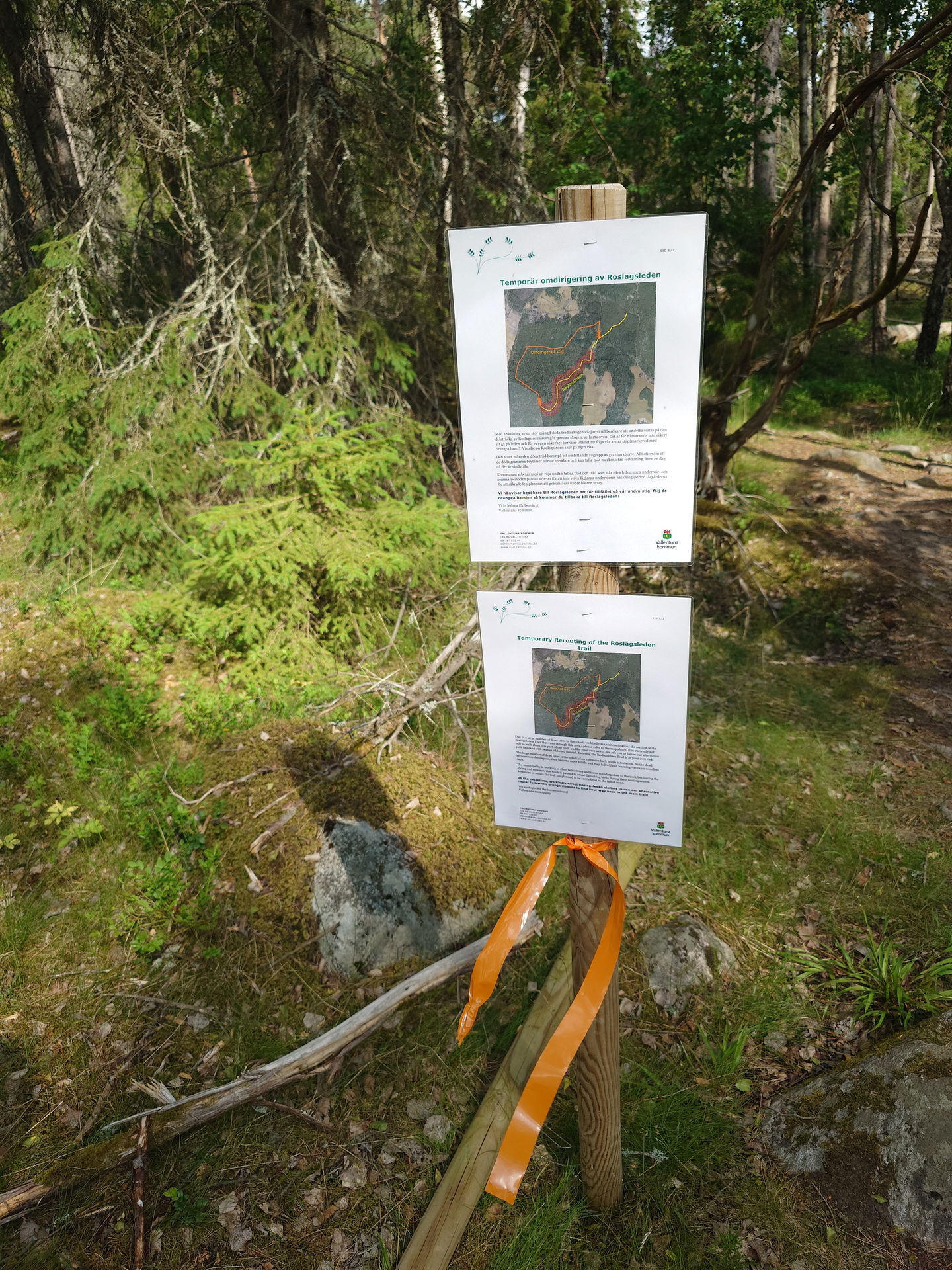 Skyltar i naturen visar var den tillfälliga omdragningen är. 